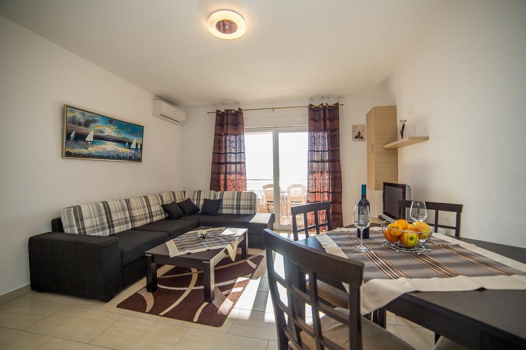 Apartments Kati Omis Exterior photo