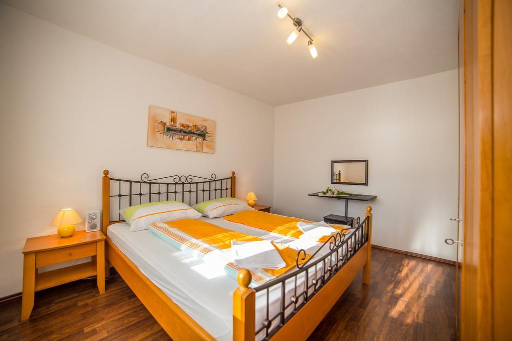 Apartments Kati Omis Exterior photo